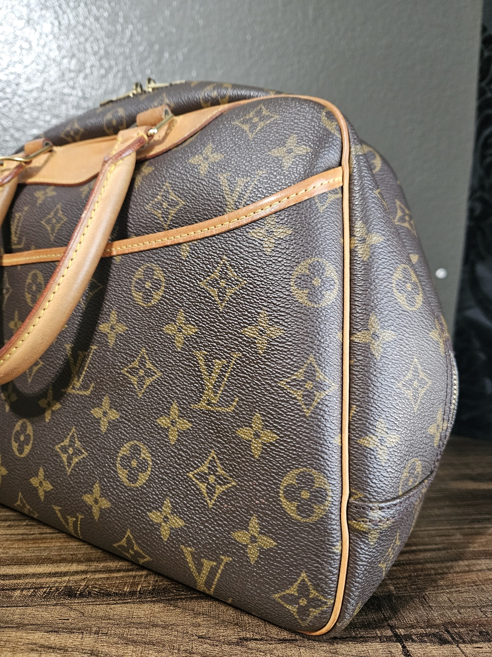 Authentic Louis Vuitton Deauville Monogram Canvas - Picture 7 of 16